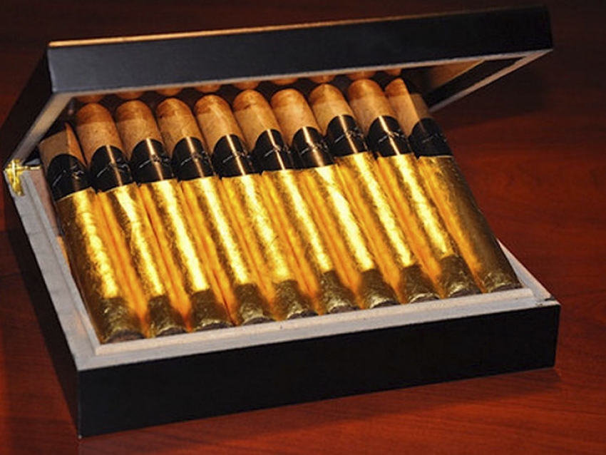 Presentaron una línea de cigarros hechos con bourbon y envueltos con oro 24K