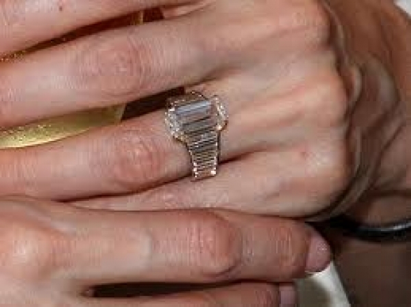 El anillo de compromiso de Angelina Jolie