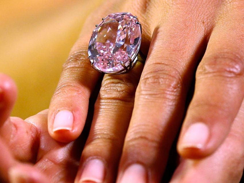 Venden un anillo con un diamante rosa por 72 millones de dólares
