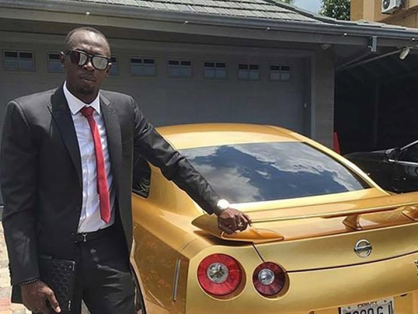 Usain Bolt y su nuevo Nissan GT-R de oro