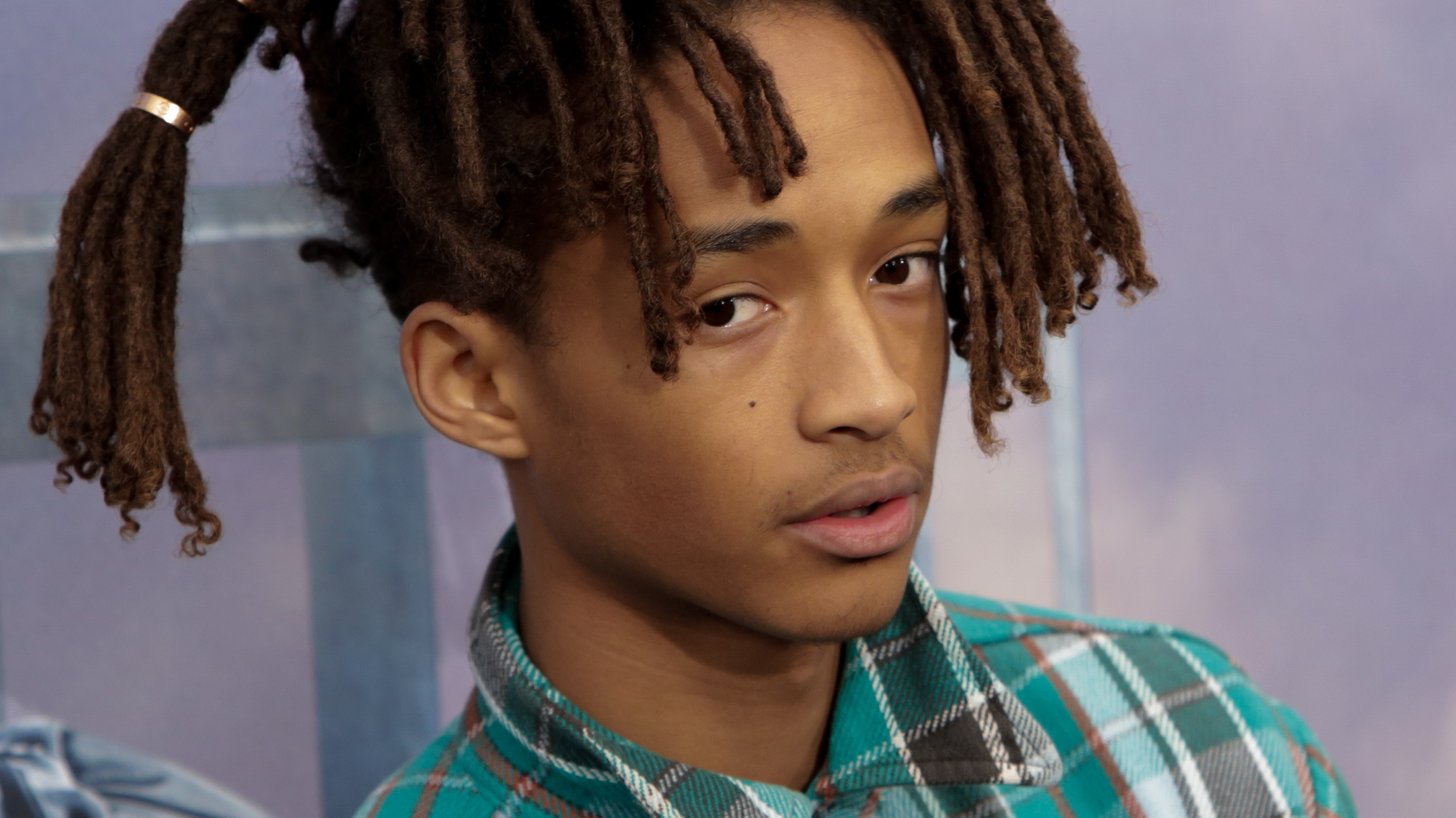 Jaden Smith usa anillos de Cartier en su peinado - HMS - Horas minutos y segundos2991 x 1682