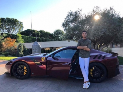 Cristiano Ronaldo se compró una increíble Ferrari F12 tdf
