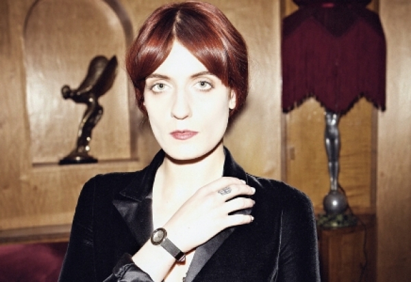 FLorence Welch usa Piaget en su video estreno