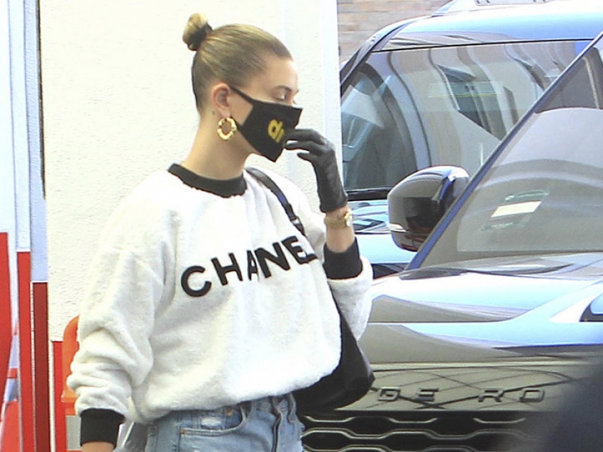 Hailey Baldwin Bieber elige Chanel para salir del aislamiento