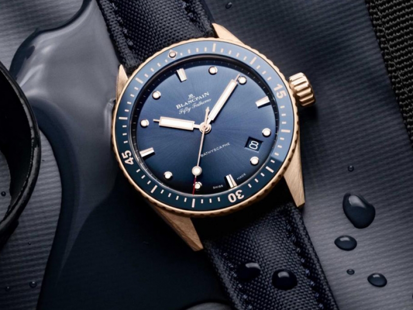 Blancpain lanza nueva versión del Fifty Fathoms Bathyscaphe en oro Sedna y esfera azul