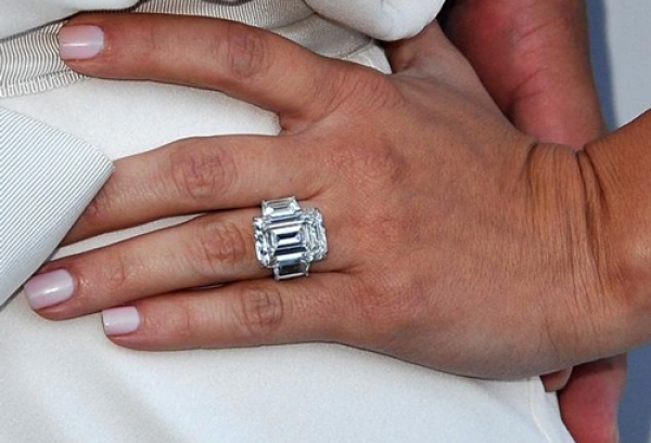 Subastan el anillo de compromiso de Kim Kardashian