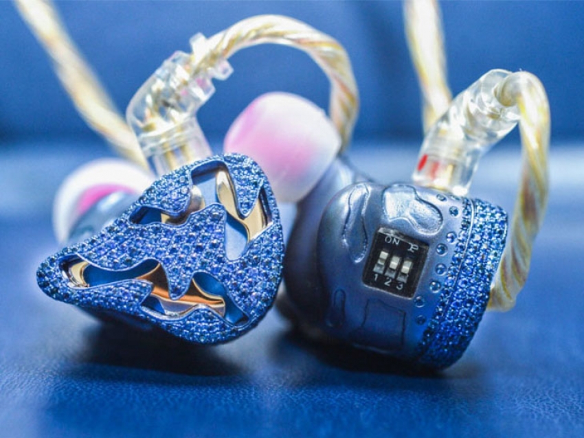 Así son los Blue Dragon, los auriculares más caros del mundo
