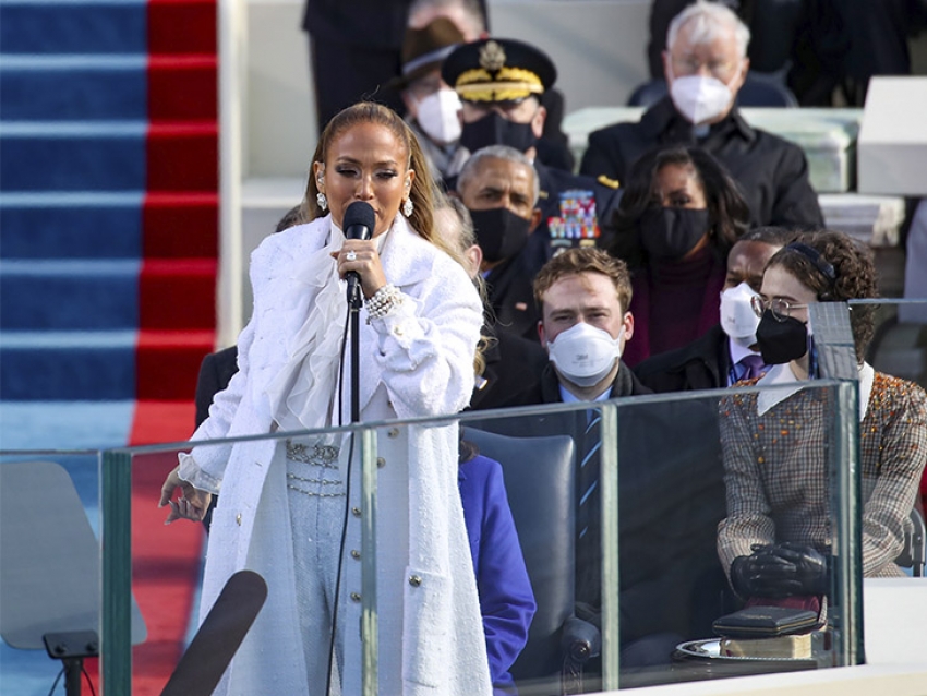 Jennifer Lopez y su impactante look Chanel en la asunción de Joe Biden