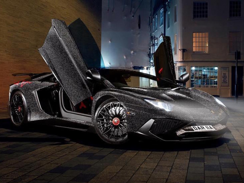 La influencer rusa Daria Radionova cubrió su Lamborghini con dos millones de cristales Swarovski