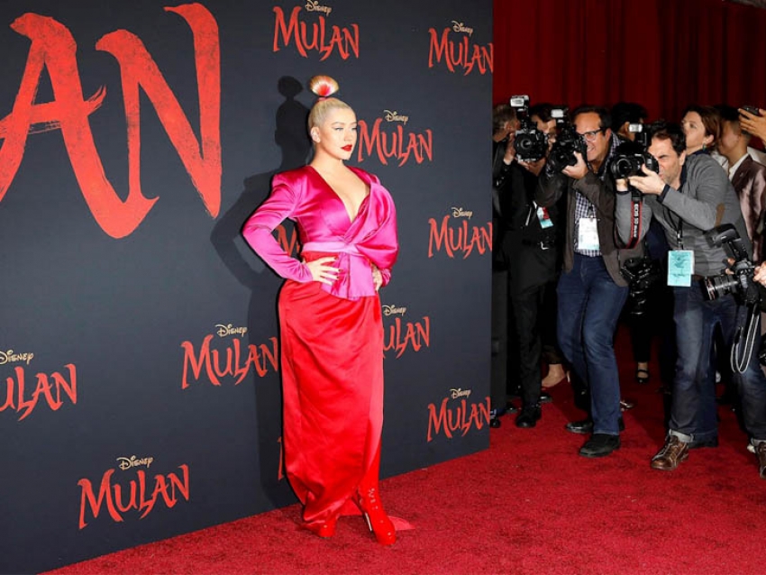 Christina Aguilera y todo su glam en la premiere de Mulan