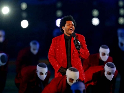 El original look de The Weeknd en el Superbowl