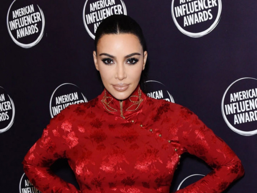 Kim Kardashian muy elegante con Dior en los premios American Influencer 2019