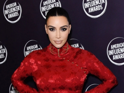 Kim Kardashian muy elegante con Dior en los premios American Influencer 2019